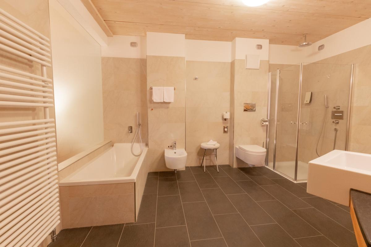 bagno suite berghotel miramonti scaled