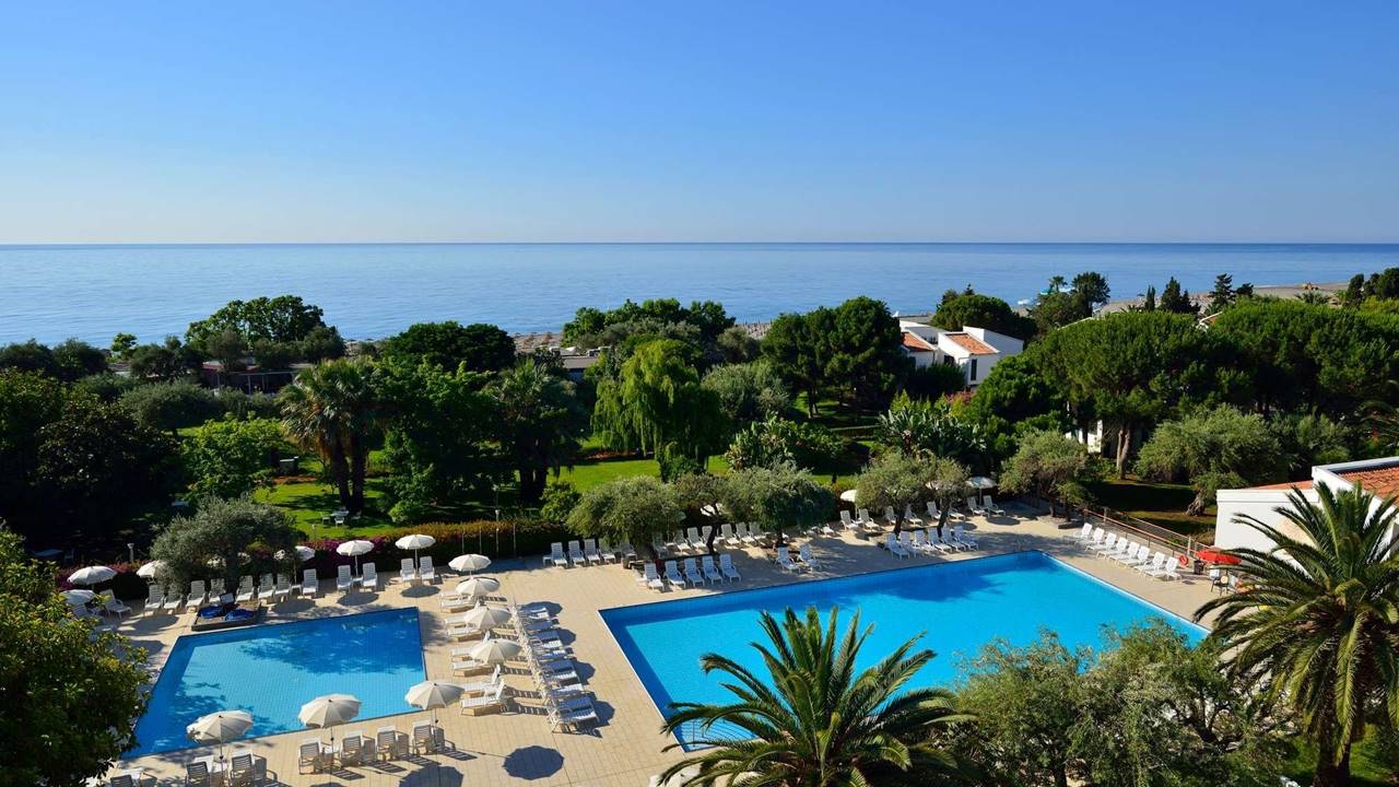 uh naxosbeach sicilia giardininaxos hotel swimmingpools 2000x1335 6077272c 0666 49bb b19a 4f471bd0cbe8 wide